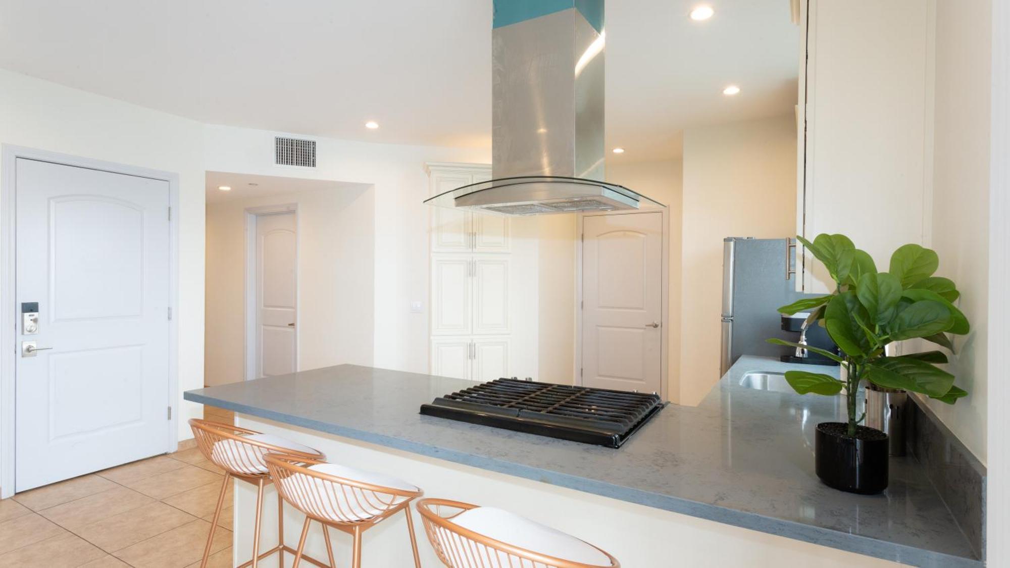 Three-Bedroom Hollywood Condo Los Angeles Exterior photo